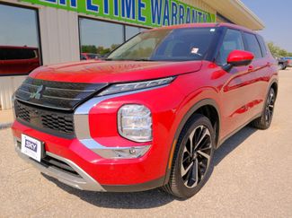 Used 2023 Mitsubishi Outlander SE image 1