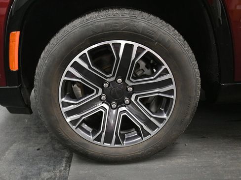 Used 2024 Jeep Wagoneer Series II image 36