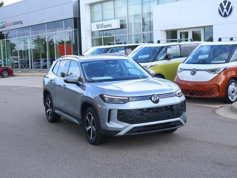 New 2025 Volkswagen Tiguan SE image 1