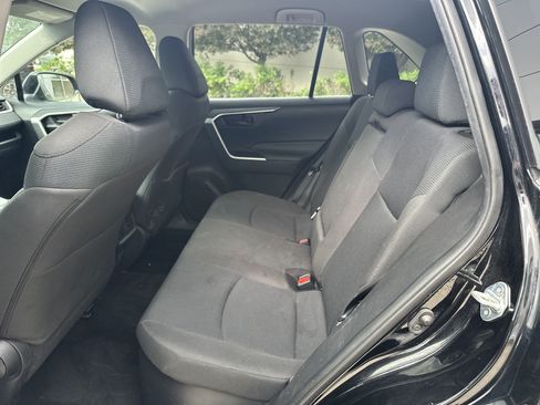 Used 2021 Toyota RAV4 LE AWD/4WD image 32