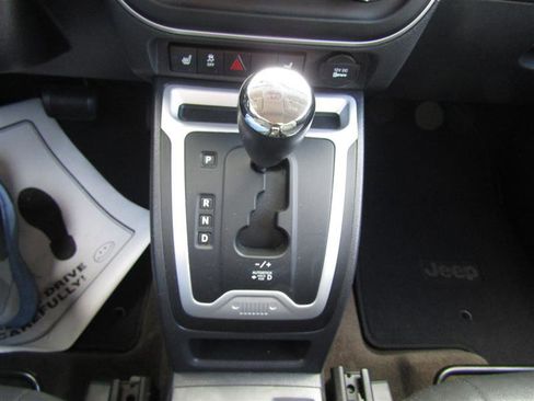 Used 2017 Jeep Compass Latitude image 21