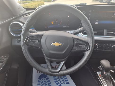 Used 2025 Chevrolet Trax LT FWD image 26