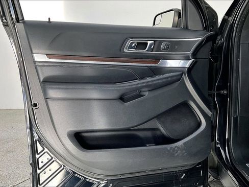Used 2018 Ford Explorer Limited image 22