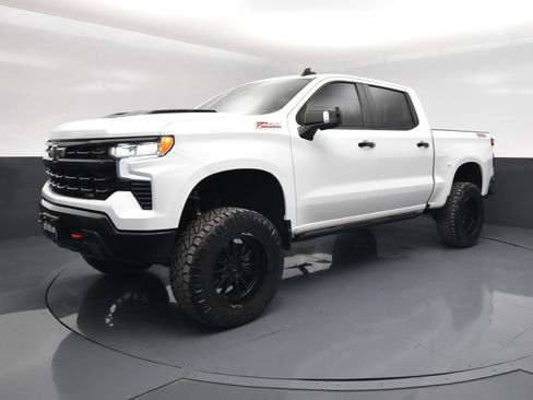 Used 2022 Chevrolet Silverado 1500 LT Trail Boss w/ LT Trail Boss Premium Package AWD/4WD image 2