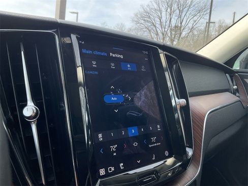 Certified 2023 Volvo XC60 B5 Plus w/ Climate Package image 19