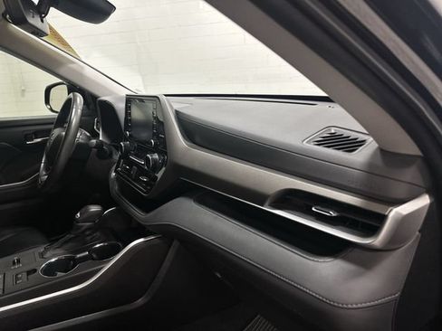 Used 2022 Toyota Highlander XLE FWD image 18