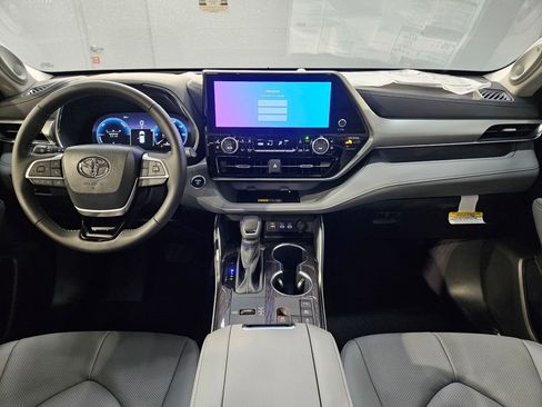 New 2026 Toyota Highlander Platinum AWD/4WD image 9