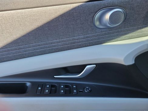 Used 2023 Hyundai Elantra Limited image 18