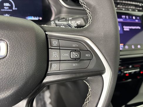 Used 2025 Jeep Grand Cherokee L Laredo image 17