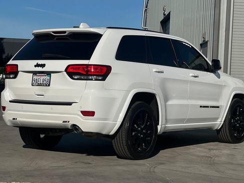 Used 2022 Jeep Grand Cherokee Laredo X RWD image 4