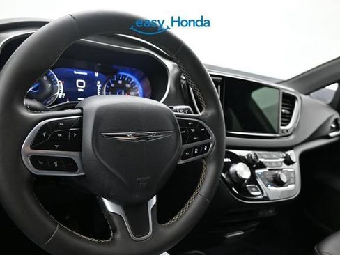 Used 2025 Chrysler Pacifica Select FWD image 10