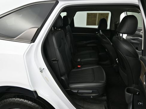 Used 2023 Kia Sorento EX w/ Panoramic Sunroof Package FWD image 8