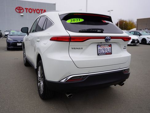 Used 2021 Toyota Venza XLE w/ Carpet Mat Package (TMS) image 9