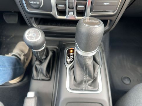 New 2025 Jeep Gladiator Sport AWD/4WD image 21