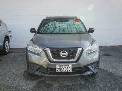 Used 2018 Nissan Kicks S image 2