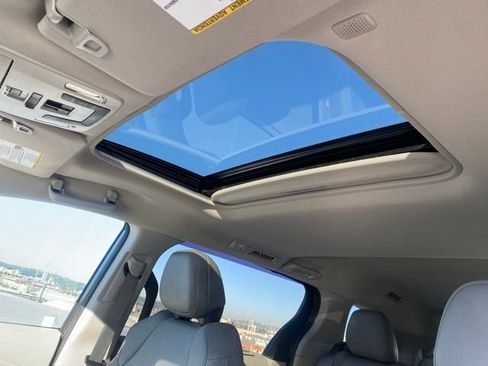 Used 2021 Toyota Sienna XLE AWD/4WD image 15