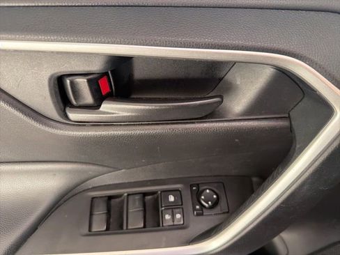 Used 2021 Toyota RAV4 LE image 11