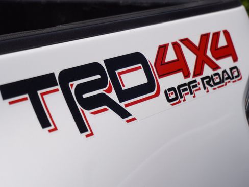 Used 2020 Toyota Tacoma TRD Off-Road w/ Technology Package AWD/4WD image 9