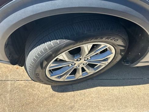 Used 2023 Ford Explorer XLT w/ Equipment Group 202A RWD image 9