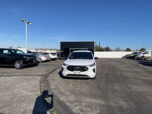 Used 2023 Ford Escape ST-Line FWD image 3