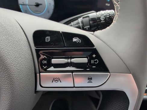 Used 2025 Hyundai Elantra SEL FWD image 19