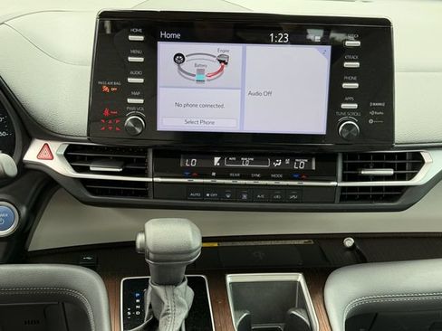Used 2024 Toyota Sienna LE w/ LE Plus Package FWD image 17