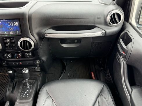 Used 2017 Jeep Wrangler Unlimited Sahara w/ Connectivity Group image 9