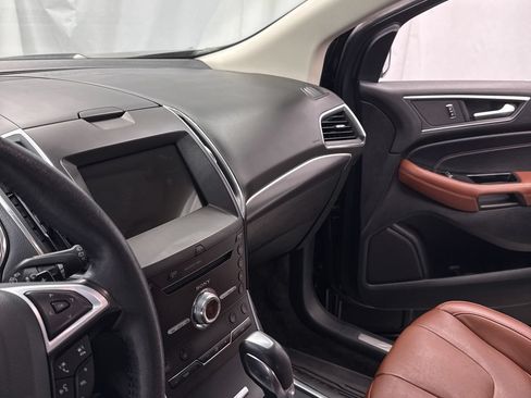 Used 2018 Ford Edge Titanium w/ Equipment Group 302A AWD/4WD image 23