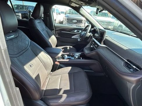 Certified 2025 Ford Explorer Platinum w/ LUX Leather Package AWD/4WD image 11
