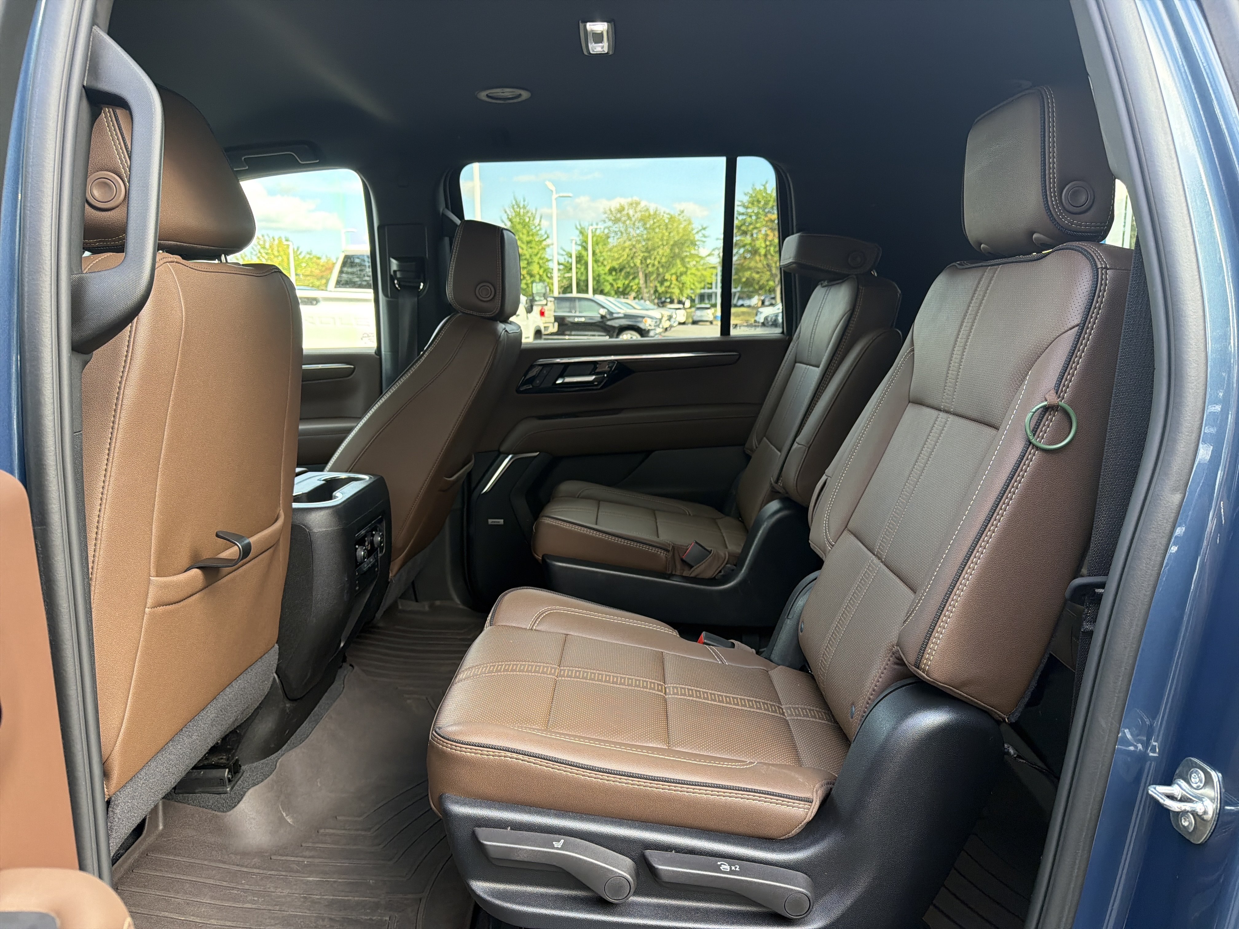 Used 2025 Chevrolet Suburban High Country w/ LPO, Get Active Package AWD/4WD image 32