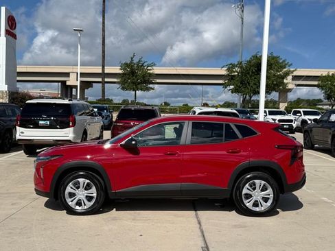 Used 2026 Chevrolet Trax LS FWD image 7
