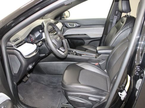 Used 2025 Jeep Compass Latitude image 16