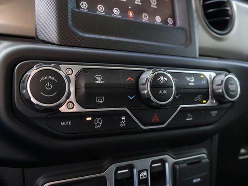 Used 2021 Jeep Gladiator Sport image 38