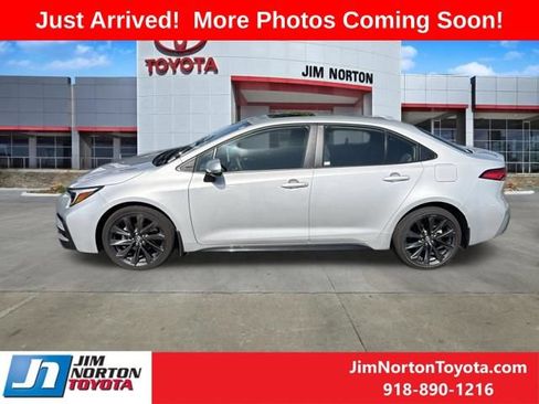 Used 2025 Toyota Corolla SE w/ SE Premium Package FWD image 5