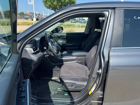 Used 2023 Toyota Highlander LE FWD image 5
