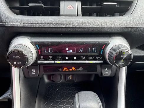 Used 2025 Toyota RAV4 XLE AWD/4WD image 17