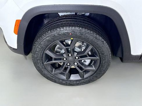 New 2025 Jeep Grand Cherokee L Limited image 32