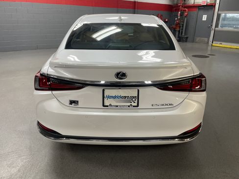 Used 2025 Lexus ES 300h w/ Premium Package image 10