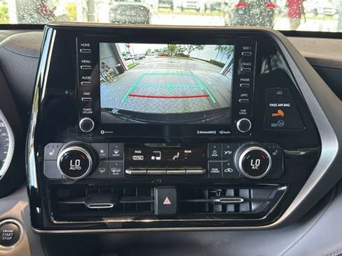Certified 2021 Toyota Highlander XLE FWD image 25