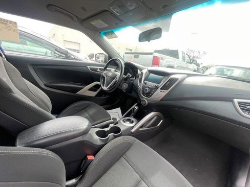 Used 2017 Hyundai Veloster FWD image 5