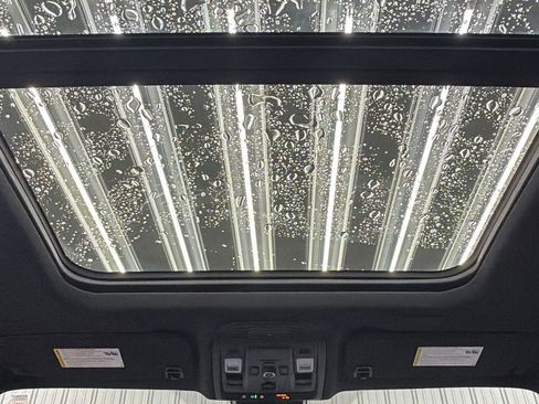 Used 2025 Chevrolet Suburban High Country AWD/4WD image 32