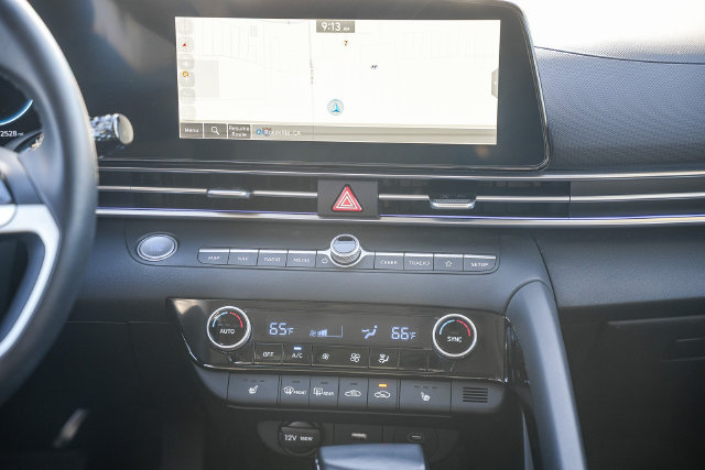 Certified 2025 Hyundai Elantra SEL FWD image 17