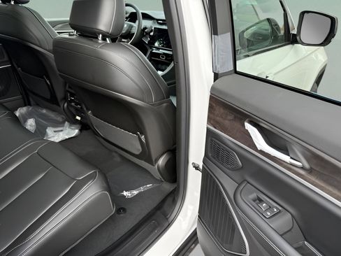 New 2026 Jeep Grand Cherokee Limited w/ Limited Altitude Package AWD/4WD image 11