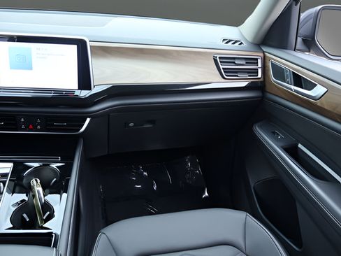 Certified 2025 Volkswagen Atlas SE AWD/4WD image 18