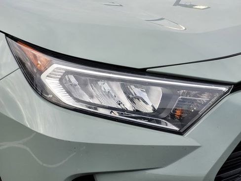 Used 2021 Toyota RAV4 XLE w/ Convenience Package image 10