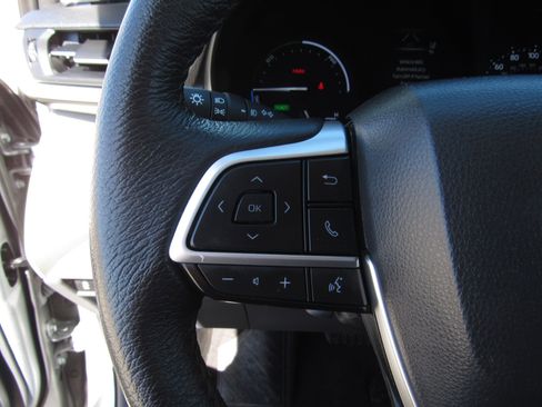 Used 2024 Toyota Sienna XLE image 28