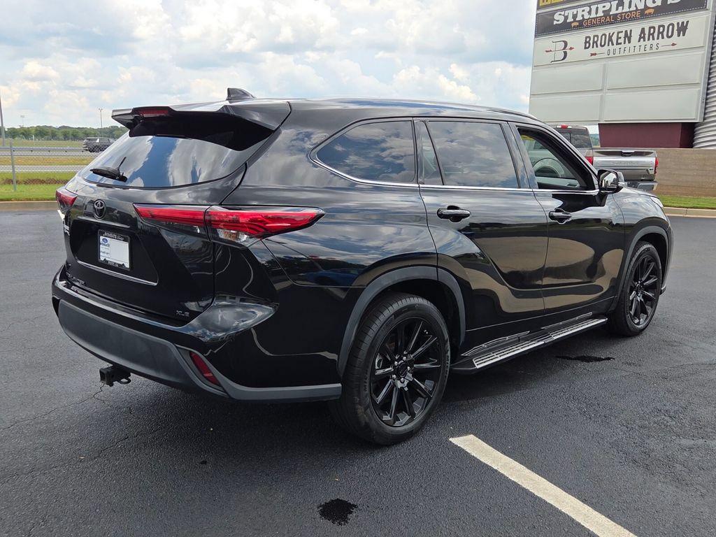 Used 2022 Toyota Highlander XLE FWD image 17