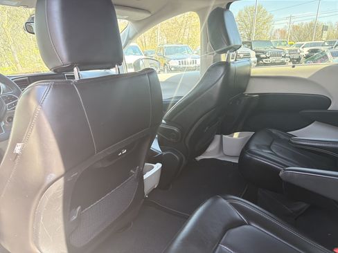 Used 2023 Chrysler Pacifica Touring-L AWD/4WD image 12