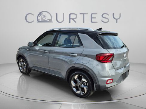 Used 2022 Hyundai Venue Limited FWD image 3