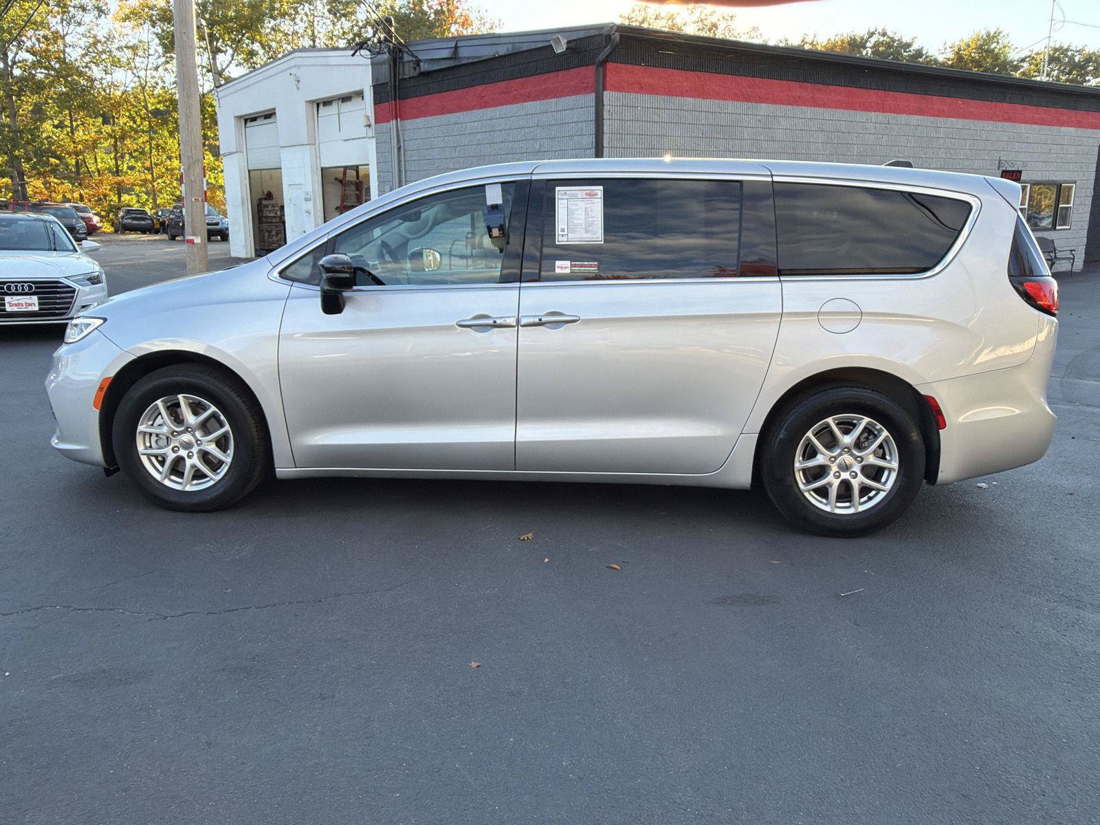 Used 2024 Chrysler Pacifica Touring-L FWD image 2